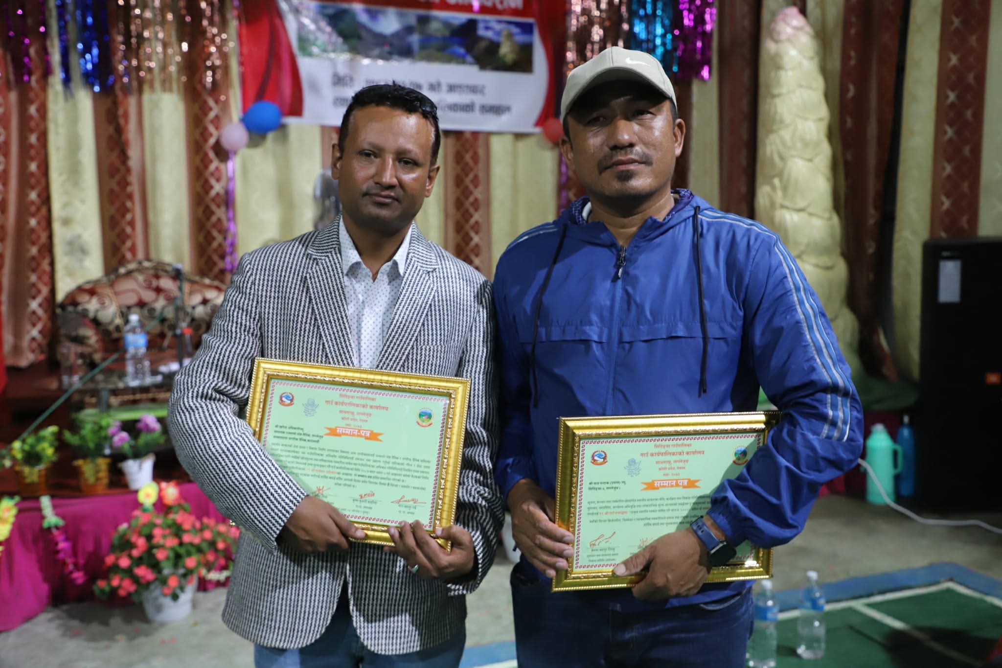 सिदिङबामा दुई सञ्चारकर्मी पत्रकारहरूलाई पुरस्कार सहित सम्मानित